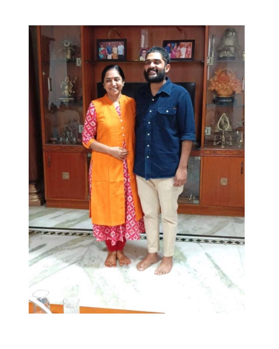 இவர் தமிழகத்தின் முன்னாள் வணிகவரித்துறை அமைச்சரான வி. தங்கப்பாண்டியனின் மகள்.