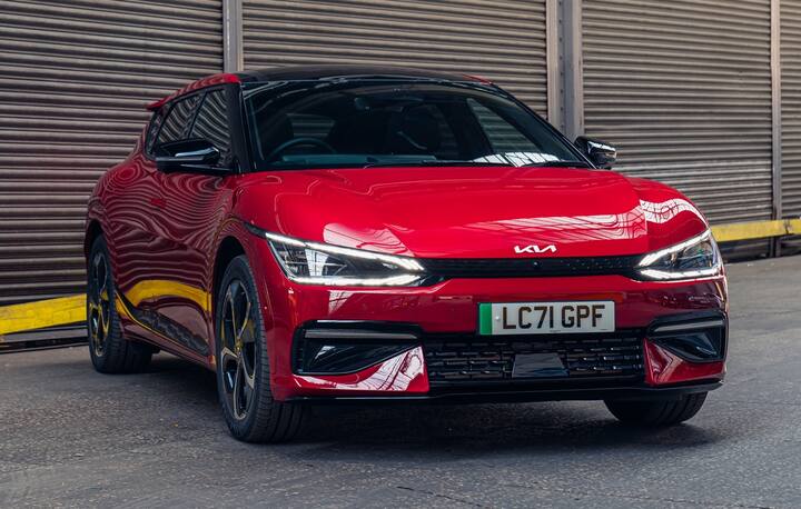 Kia EV6 इलेक्ट्रिक SUV कार निर्मात्याच्या इलेक्ट्रिक ग्लोबल मॉड्युलर प्लॅटफॉर्म (e-GMP) वर आधारित आहे आणि सध्या युरोपियन बाजारपेठांमध्ये विक्रीसाठी उपलब्ध आहे. जागतिक बाजारपेठेत, Kia EV6 तीन मॉडेल ऑफर करते. सिंगल मोटर व्हेरिएंट पूर्ण चार्जिंगवर 739km पर्यंत ड्रायव्हिंग रेंज देऊ शकते. कंपनीने इलेक्ट्रिक वाहनांची लाइनअप तयार करण्याची योजना आखली आहे.