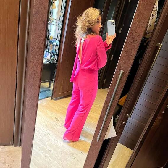 'ટીટ-ટીપ બરસા ગર્લ' રવીના હાલ પોતાની મિરર સેલ્ફીઓના કારણે ઘણી ચર્ચામાં છે.