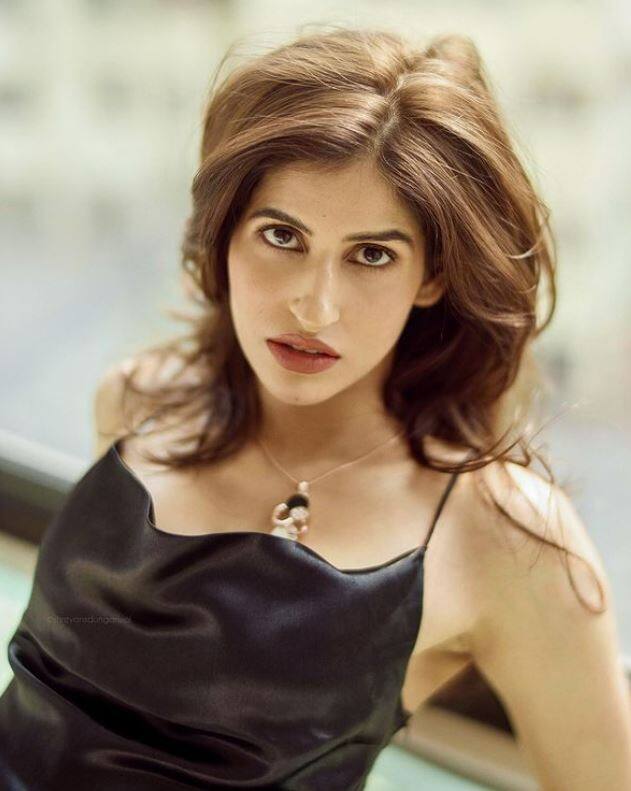 એક્ટ્રેસ સાક્ષી મલિકે હાલમાં જ પોતાના ઈન્સ્ટાગ્રામ પર હોટ હોટ તસવીરો શેર કરી છે. અભિનેત્રીની હોટ તસવીરોએ સોશિયલ મીડિયામાં વાયરલ થઈ રહી છે.