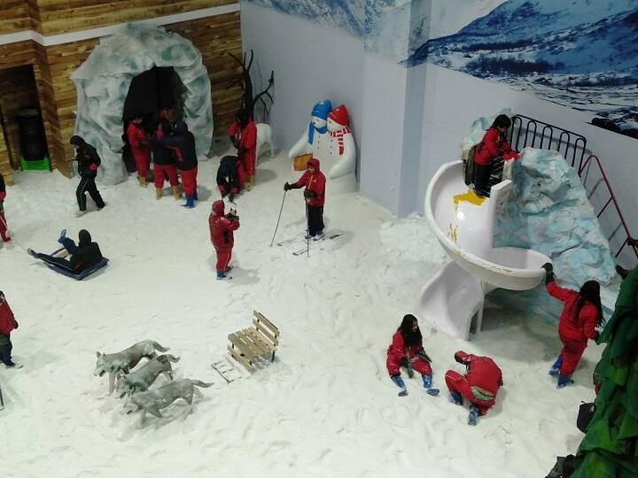 ऐसे में इंदौर में लोग गर्मी और तपती धूप में ठंडक तलाशने वाले वॉटर पार्क और स्विमिंग पूल की ओर रुख कर रहे हैं. इंदौर में एक ऐसा स्थान है जहां कश्मीर और शिमला जैसा अनुभव लोगों को अप्रैल माह में ही मिल रहा है.