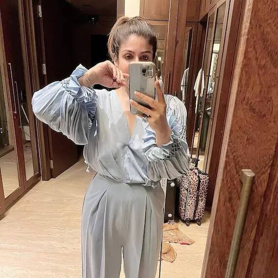 આ ફોટોને શેર કરતાં રવીનાએ કેપ્શનમાં લખ્યું કે, જ્યારે પણ હું બહાર નિકળું છું તો મારા ઘરના અરિસામાં પહેલાં ચેક કરી લઉ છું... માય સેલ્ફી ચેકઆઉટ...