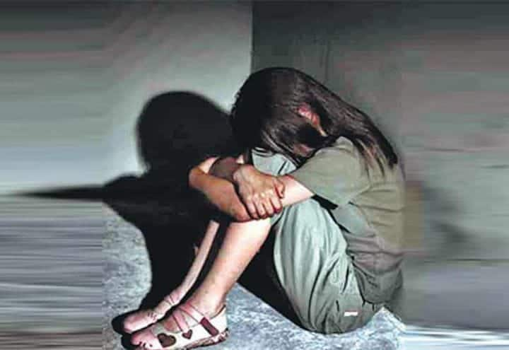 Gujarat: school Teacher  commits suicide after physically abusing mentally retarded child Crime: பதைபதைத்த கிராமம்.. மனநலம் குன்றிய குழந்தை.. பாலியல் வன்கொடுமைக்குள்ளாக்கிய ஆசிரியரின் கொடூரம்..