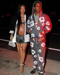 Rihanna Photos : ब्वॉयफ्रेंड के रिहा होने के बाद पहली बार यहां स्पॉट हुईं रिहाना, इस तरह साथ दिखा कपल