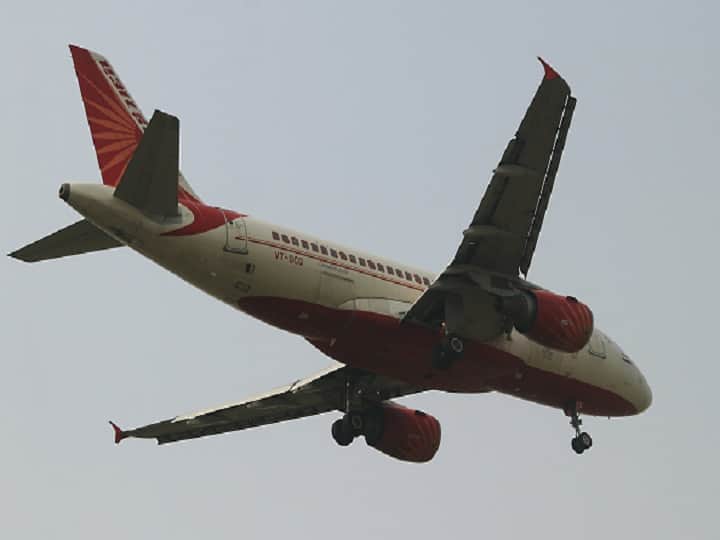 Air india plane engine shuts down mid air makes emergency landing in mumbai Air India Emergency Landing: उड़ान भरते ही बीच हवा में बंद हो गया प्लेन का इंजन, पायलट को करानी पड़ी इमरजेंसी लैंडिंग