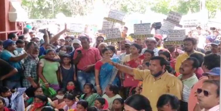 West Burdwan News: parents protesting regarding decision to close 3 schools run by the railways West Burdwan News: রেল পরিচালিত ৩টি স্কুল বন্ধের সিদ্ধান্ত, প্রতিবাদ অভিভাবকদের