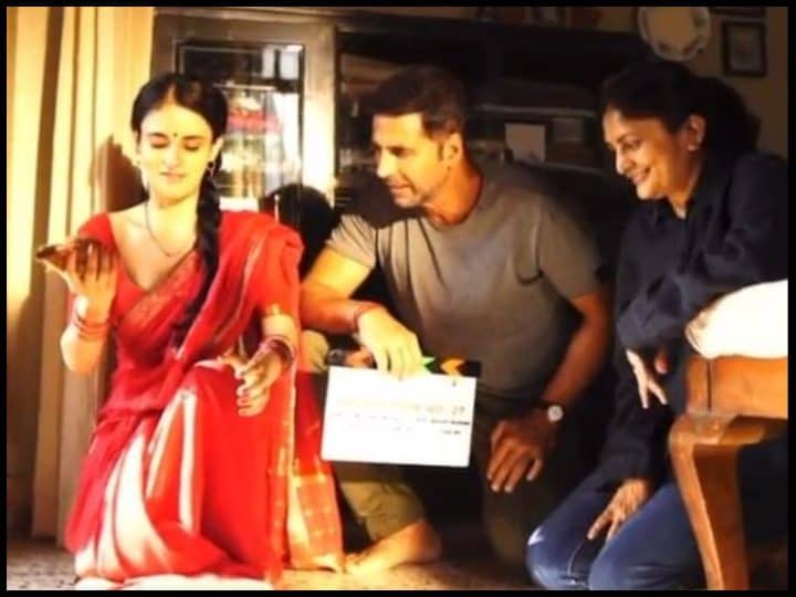 Surrai Potru Remake: Akshay Kumar starts shooting the remake of 'Soorarai Potru' with Radhika Madan, shares video Surrai Potru Remake: राधिका मदान के साथ अक्षय कुमार ने शुरू की 'सूररई पोट्रु' की रिमेक की शूटिंग, शेयर किया वीडियो