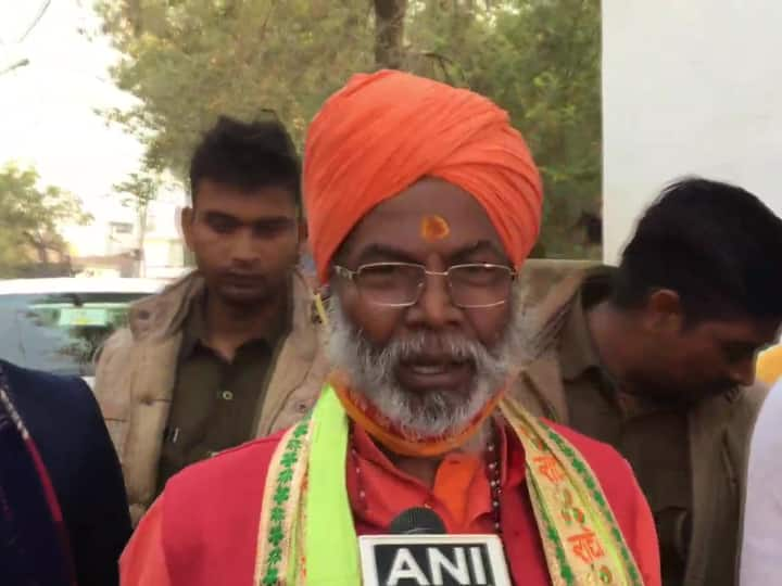 Unnao MP Sakshi Maharaj again gives controversial speech against harmony प्रेम व भाईचारे की निशानी बना 'भगवा चोला' आखिर किसलिये डरा रहा है?