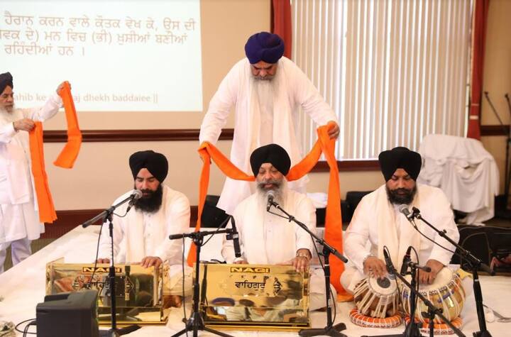 ਭਾਈ ਰਵਿੰਦਰ ਸਿੰਘ ਜੀ ਦਾ ਕੀਰਤਨੀ ਜੱਥਾ ਪਹਿਲੀ ਵਾਰ ਓਹਾਇਓ ਵਿਖੇ  ਕੀਰਤਨ ਦੀ ਸੇਵਾ ਲਈ ਪੁੱਜਾ ਸੀ। ਉਹਨਾ ਦੇ ਜੱਥੇ ਨੂੰ ਹੈੱਡ ਗ੍ਰੰਥੀ ਭਾਈ ਅਮਰੀਕ ਸਿੰਘ ਨੇ ਸਿਰੋਪਾਓ ਨਾਲ ਸਨਮਾਨਿਤ ਕੀਤਾ।