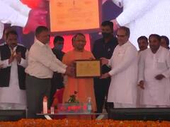 Jalaun: जालौन पहुंचे CM योगी बोले- पैसे की कमी नहीं है, अच्छा काम करने वालों को किया सम्मानित