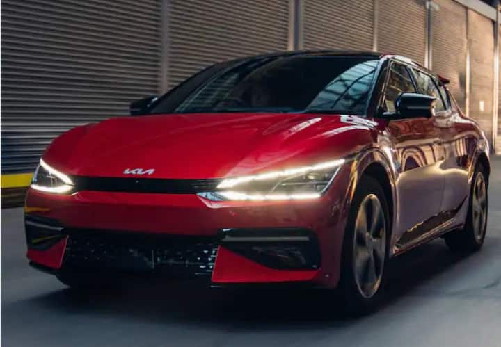 Kia EV6 পুরো চার্জে 500 কিলোমিটার পর্যন্ত ড্রাইভিং রেঞ্জ দিতে পারে। লঞ্চের পর, এটি Mini Cooper SE, Volvo XC40 Recharge -এর সঙ্গে প্রতিযোগিতা করবে।
