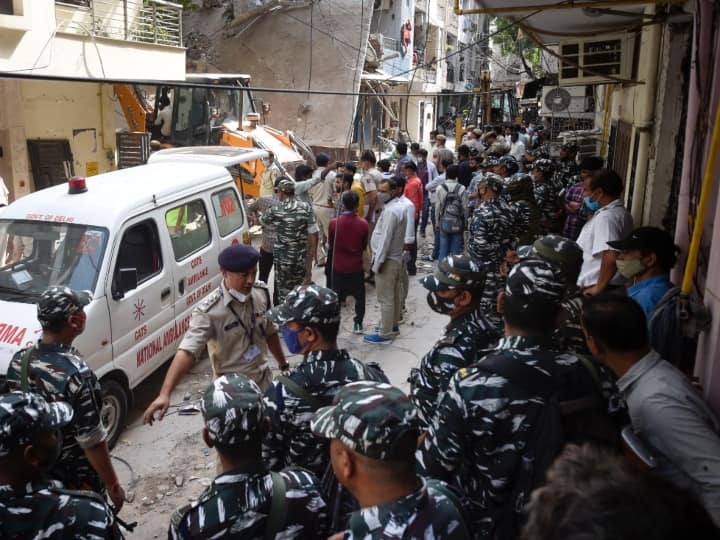 ये हादसा आज दोपहर लगभग डेढ़ बजे उस समय हुआ, बताया जा रहा है कि मकान में लगभग 1 महीने से रेनोवेशन का काम चल रहा. पड़ोस में रहने वाले अंशु का कहना है कि कंस्ट्रक्शन नए सिरे से कराई जा रही थी.