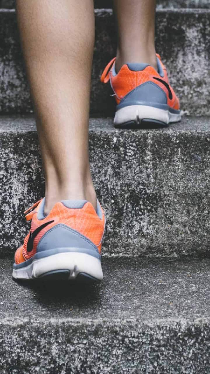 उत्तम आरोग्य आणि फिटनेससाठी अनेकजण रोज कित्येक तास वर्कआऊट करतात. मात्र फक्त वर्कआऊटनं हे साध्य होतं का? तर नाही. तुम्ही रोज किती वेळ वर्कआऊट करता आणि किती घाम गाळता, याने काहीही फरक पडत नाही. त्यासाठी उत्तम आहारही तितकाच महत्वाचा आहे. तुमच्या आहारात या पदार्थांचा समावेश करा.