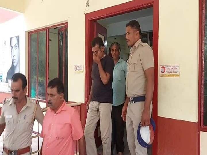 Police arrested 4 people including the holder of a fake police identity card in dharmapuri நானும் போலீஸ்தான்...! - மதுபோதையில் தணிக்கையில் ஈடுபட்ட போலீசிடம்  வம்பு செய்த போலி போலீஸ் உட்பட 4 பேர் கைது