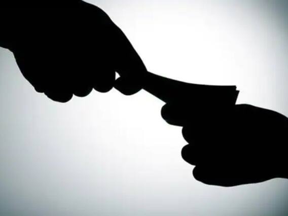 ACB: विहिरीचा मोबदला मिळवून देण्यासाठी 10 हजारांची लाच मागणाऱ्या ग्रामसेवकावर गुन्हा दाखल