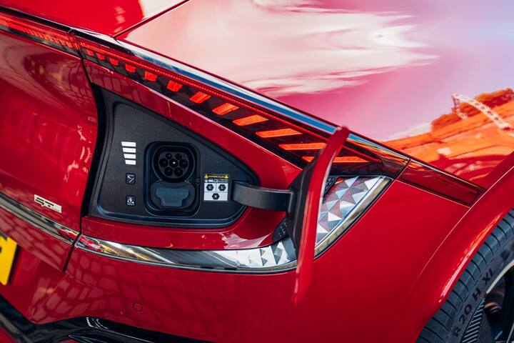 टॉप-स्पेक EV6 GT व्हेरियंटला 77.4 kWh चा पॉवरफुल बॅटरी पॅक मिळतो. ही कार कमाल 320 बीएचपी पॉवर आणि 605 एनएम पीक टॉर्क जनरेट करण्यास सक्षम आहे. GT व्हेरियंट ड्युअल इलेक्ट्रिक ऑल-व्हील ड्राइव्ह सिस्टमसह येतो.  कंपनीचा असा दावा आहे की, Kia EV6 एका पूर्ण चार्जवर 425 किमी अंतर कापू शकते. Kia ने असेही आश्वासन दिले आहे की अल्ट्रा-फास्ट चार्जिंग सिस्टमच्या मदतीने कार फक्त 18 मिनिटांत 10 ते 80 टक्के चार्ज केली जाऊ शकते.