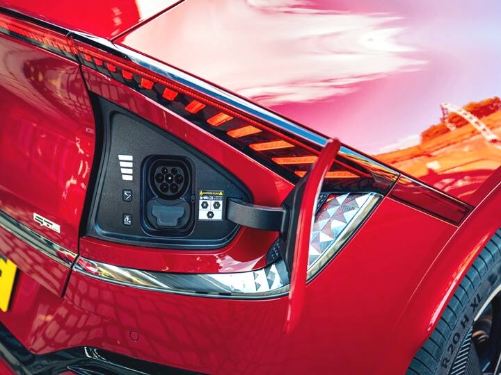 The EV6 would be sold in India with the top-end variants only, while there are cheaper variants sold in global markets. The EV6 gets an option of long-range (77.4 kWh) and standard-range (58.0 kWh) battery packs. The 2WD 77.4 kWh model goes upto to 528 kilometres on a charge while AWD versions make around 325PS. The 58.0 kWh Kia EV6 goes from 0-to-100 km/h in 6.2 seconds. Fast charging is there along with regenerative braking with one pedal stop thanks to the ability to stop without brakes. (Photo: Somnath Chatterjee)