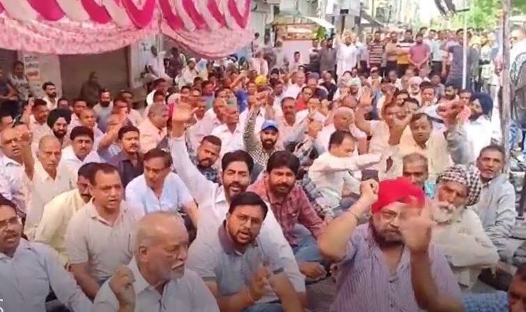 Punjab News: Dhuri traders shut the market against loot incident and police action ਧੂਰੀ 'ਚ ਦਿਨਦਹਾੜੇ ਲੁੱਟ ਦੀ ਵਾਰਦਾਤ, ਪੁਲਿਸ ਕਾਰਵਾਈ ਖਿਲਾਫ ਵਪਾਰੀ ਵਰਗ ਨੇ ਬਾਜ਼ਾਰ ਬੰਦ ਕਰ ਜਤਾਇਆ ਗੁੱਸਾ