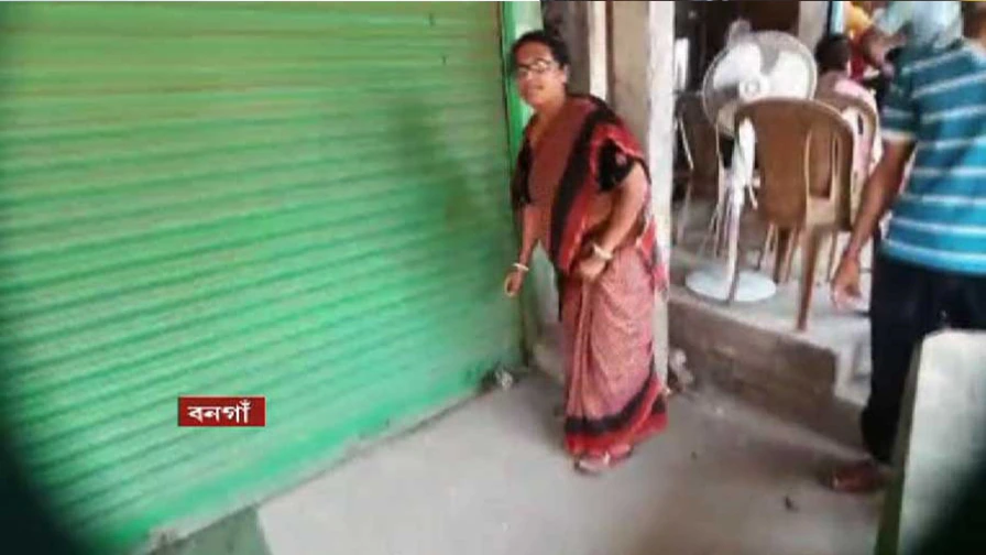 Bongaon: TMC-তে প্রকাশ্যে কোন্দল, কাউন্সিলর-প্রাক্তন চেয়ারম্যানের লড়াই ঘিরে বনগাঁ-বাগদা রোড অবরোধ।Bangla News