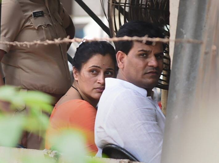 Bombay High Court dismisses Navneet Rana and Ravi Rana's plea to quash second FIR ann बॉम्बे हाई कोर्ट से सांसद Navneet Rana को झटका, दूसरी एफआईआर रद्द करने की याचिका खारिज