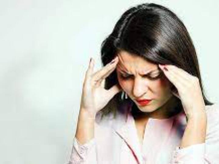 काम और स्ट्रेस की वजह से इन दिनों लोग सिर दर्द की परेशानी से काफी ज्यादा जूझ रहे हैं. अगर आपको भी सिर दर्द की समस्या बनी रहती है, तो इस स्थिति में कुछ योगासन का सहारा लें. इस योगासन से सिरदर्द को दूर किया जा सकता है.