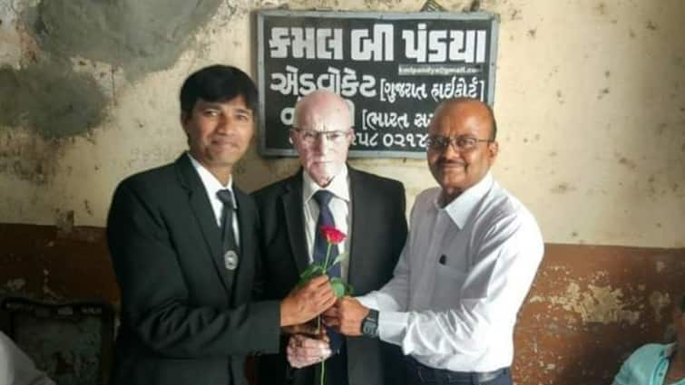 Senior Advocate Kamal Pandya resigns from Congress in vadodara વડોદરામાં કોંગ્રેસને ઝટકો, સિનિયર એડવોકેટ કમલ પંડ્યાએ કોંગ્રેસમાંથી આપ્યું રાજીનામું