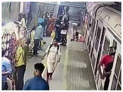 Watch: चलती ट्रेन से गिरी महिला के लिए फरिश्ता बनकर आया गार्ड, ऐसे बचा ली जान