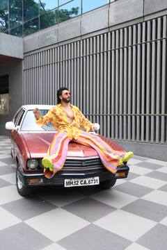 Ranveer Singh Photos: एक बार फिर रणवीर के कायल हुए उनके फैंस, इस बार गाड़ी पर लेटे हुए आए नज़र