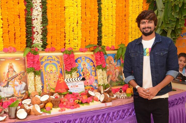 సోమవారం నాడు పూజా కార్యక్రమాలతో ఈ ప్రాజెక్ట్ను లాంచ్ చేశారు. దీనికి సంబంధించిన ఫోటోలు నెట్టింట చక్కర్లు కొడుతున్నాయి.