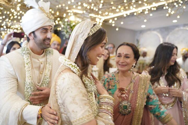 14 अप्रैल को शादी के बंधन में बंधे रणबीर कपूर और आलिया भट्ट की शादी की तमाम तस्वीरें सोशल मीडिया पर अबतक वायरल हो रही हैं.