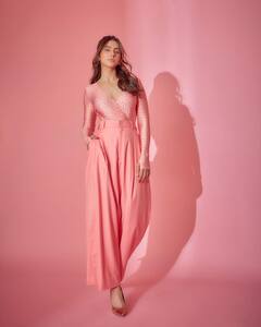 rakul preet singh pics: பிங்க் டிரஸ்ஸில் பின்னும் ரகுல் பிரீத் சிங்