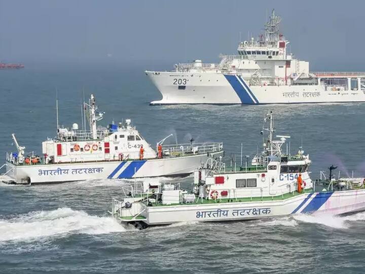 Gujarat: Indian Coast Guard Foils Bid To Smuggle Heroin Worth Rs 280 Cr Via Pakistani Boat 'Al Haj', 9 Apprehended Indian Coast Guard Foils Bid To Smuggle Heroin Worth Rs 280 Cr Via Pakistani Boat 'Al Haj', 9 Apprehended