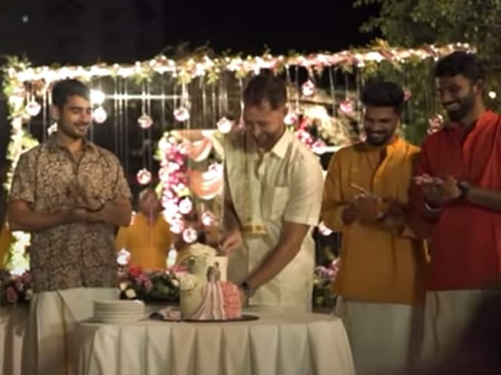 IPL 2022 MS Dhoni Shimmies Dwayne Bravo Dances And A Lot Of Cake Watch Video Of Devon Conway Pre Wedding Bash Watch: चेन्नई के इस खिलाड़ी की प्री-वेडिंग पार्टी में जमकर नाचे धोनी और ब्रावो, खूब की मौज-मस्ती