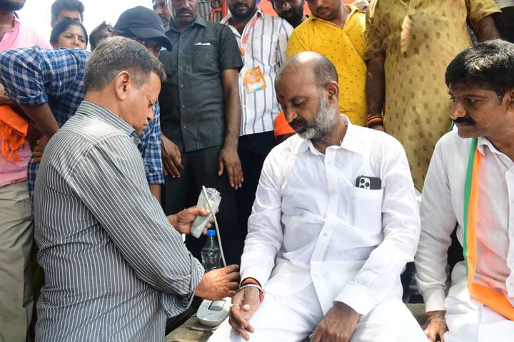 బీజేపీ రాష్ట్ర అధ్యక్షుడు, ఎంపీ బండి సంజయ్ అస్వస్థతకు గురయ్యారు. 11 రోజులుగా మండుటెండలో పాదయాత్ర చేస్తుండటంతో ఆయనకు వడదెబ్బ తగిలింది.