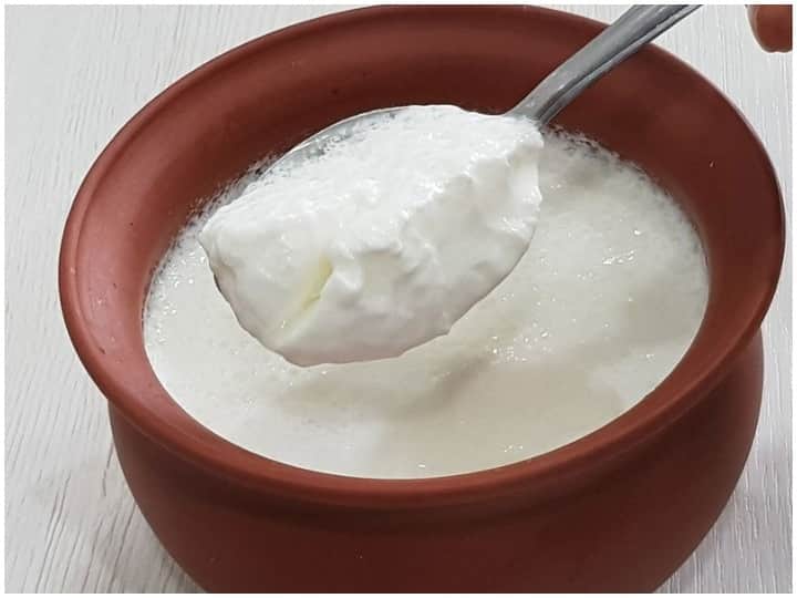 দুপুরের খাবার খাওয়ার পরে এক বাটি টক দই খেলে তা শরীরের জন্য নানা উপকার বয়ে আনে। তবে খেয়াল রাখতে হবে, খুব বেশি যেন খাওয়া হয়ে না যায়। দিনে ৩০০-৫০০ গ্রাম পর্যন্ত দই খাওয়া যেতে কিন্তু এর বেশি না খাওয়াই ভালো।