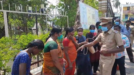 தருமபுரியில் நேருக்கு நேர் மோதிக்கொண்ட இருசக்கர வாகனங்கள்...! மனதை பதைபதைக்க வைக்கும் சிசிடிவி காட்சிகள்