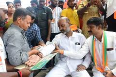 In Pics: బండి సంజయ్‌కు అస్వస్థత, పాదయాత్రలోనే వైద్య పరీక్షలు - ఫోటోలు