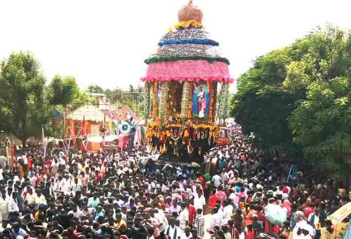 Aur St. Periyanayaki Mother Temple procession was held in a riotous manner. கோலாகலமாக நடைபெற்ற ஆவூர் புனித பெரியநாயகி அன்னை ஆலய தேரோட்டம்