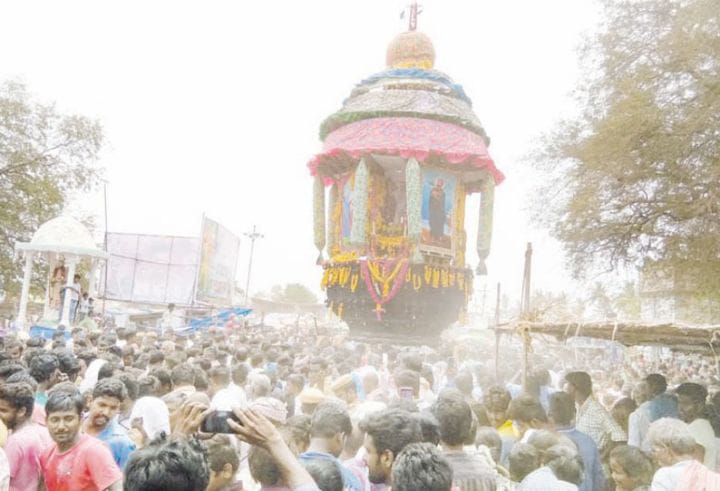 கோலாகலமாக நடைபெற்ற ஆவூர் புனித பெரியநாயகி அன்னை ஆலய தேரோட்டம்