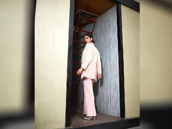 मराठी मनोरंजन विश्वातील सुप्रसिद्ध जोडी सचिन पिळगांवकर आणि सुप्रिया पिळगांवकर यांची लेक अभिनेत्री श्रिया पिळगांवकर हिचा आज (25 एप्रिल) वाढदिवस आहे.