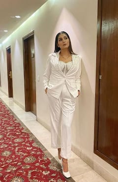 વ્હાઈટ પેન્ટ સૂટમાં સામે આવ્યો સપના ચૌધરીનો ગોર્જિયસ લૂક