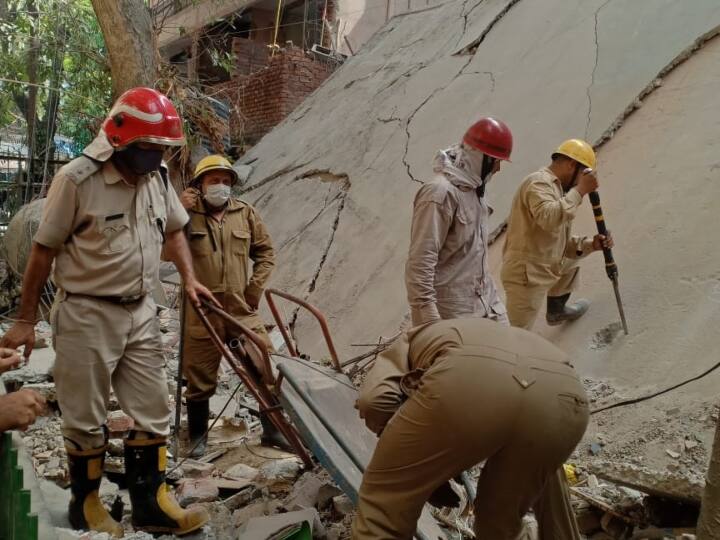 बचाव अभियान में लगे एनडीआरएफ अधिकारी गोवर्धन बेरवा ने कहा कि अभी तक जिन लोगों को रेस्क्यू किया गया है उनमे से 2 लोगों की मृत्यु हो चुकी है. हमें कुल 4 से 5 लोगों के फंसे होने की सूचना मिली थी. घटनास्थल पर हमारी 25 टीमें लोगों को बचाने में जुटी हुई है.