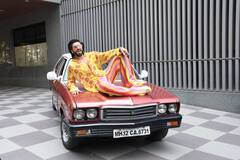 Ranveer Singh Photos: एक बार फिर रणवीर के कायल हुए उनके फैंस, इस बार गाड़ी पर लेटे हुए आए नज़र