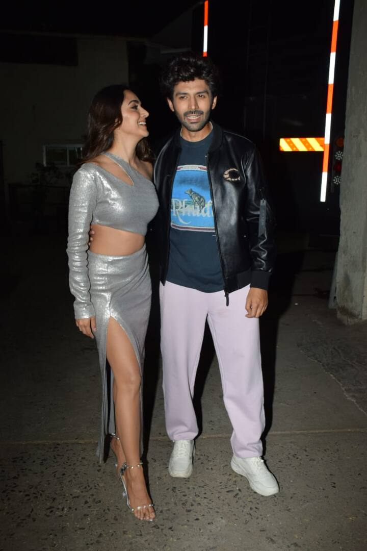 इसी सिलसिले में कियारा और कार्तिक DID लिटिल मास्टर के सेट पर पहुंचे हैं. दोनों की ये फोटो शो के सेट के बाहर की ही है.