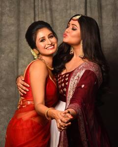 Chitrangada Marriage: লাল শাড়ির সাবেকি সাজে চিত্রাঙ্গদা, দিদির বিয়েতে নজর কাড়লেন ঋতাভরীও