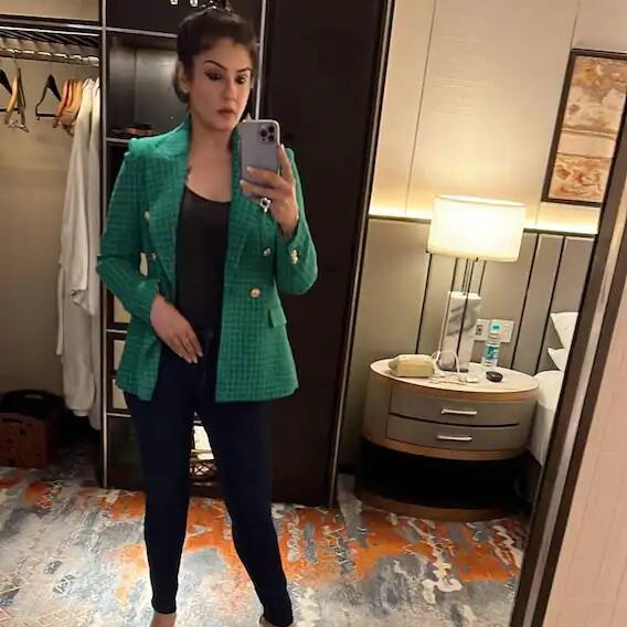 હમણાં જ રવીના ટંડને પોતાના ઘરના અલગ-અલગ ખુણા પરથી પોતાની દમદાર મિરર સેલ્ફીઓ શેર કરી છે.