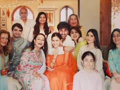 Alia Wedding Photos: आलिया भट्ट की मौसी ने शेयर की शादी की सबसे खूबसूरत तस्वीर, बहू-बेटे के साथ ऐसी दिखीं नीतू कपूर!