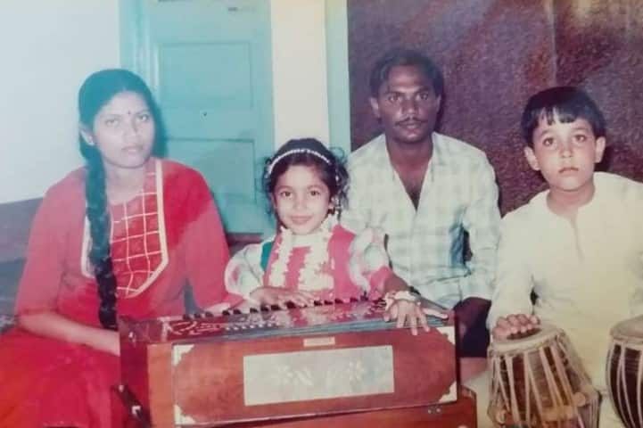 Guess Who: हरमोनियम बजाती नज़र आ रही ये बच्ची है तारक मेहता के उल्टा चश्मा की अहम किरदार, पहचाना क्या? Munmun Dutta Childhood photo are all over the internet Guess Who: हरमोनियम बजाती नज़र आ रही ये बच्ची है तारक मेहता के उल्टा चश्मा की अहम किरदार, पहचाना क्या?