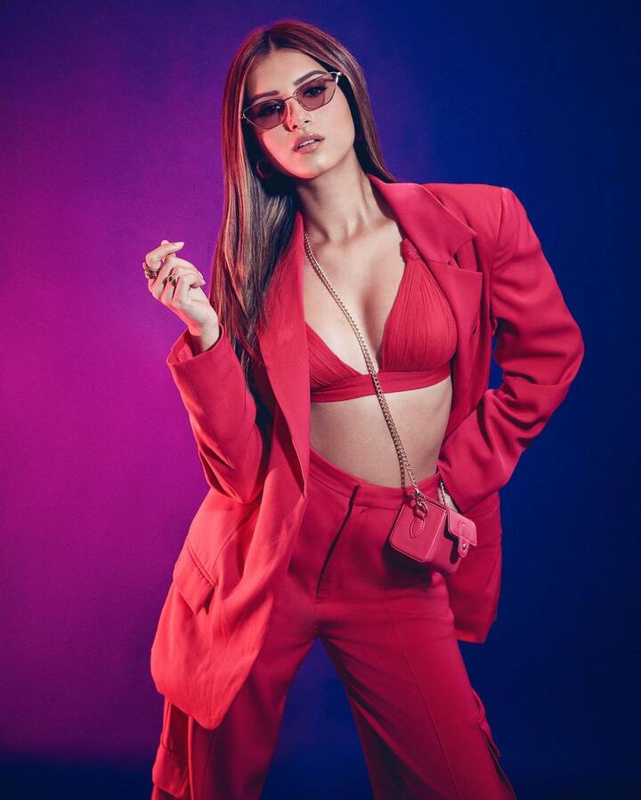 స్టూడెంట్ అఫ్ ది ఇయర్ సినిమాతో బాలీవుడ్ ఎంట్రీ ఇచ్చిన తారా సుతారియా.. 'ఆర్ఎక్స్ 100' హిందీ రీమేక్ 'తడప్'తో క్రేజ్ అందుకుంది. ప్రస్తుతం హీరో పంతీ 2, ఏక్ విలన్ రిటర్న్స్ సినిమాల ప్రమోషన్లలో బిజీగా ఉంది.