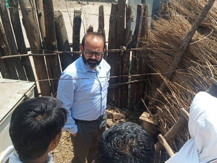 इसके साथ ही अधिकारियों ने कहा कि खरानिया, कोठरी, पिपलिया नंदगाव की पेयजल समस्या की समीक्षा करते हुए हैंडपम्प, जल स्त्रोत सूखने के कारण बंद हैण्डपम्प की जानकारी के साथ ही गांवों में पेयजल का अभाव होने पर वैकल्पिक व्यवस्था सुनिश्चित की जाएगी. उन्होंने वर्तमान में प्रगतिरत समूह पेयजल योजना का कार्य जल्द पूरा करने के लिए कहा है. भ्रमण के दौरान जल निगम के एमडी तेजस्वी नायक और पीएचई के एसई सीएस संकुल, ईपीएचई एमसी अहिरवार भी उपस्थित थे.